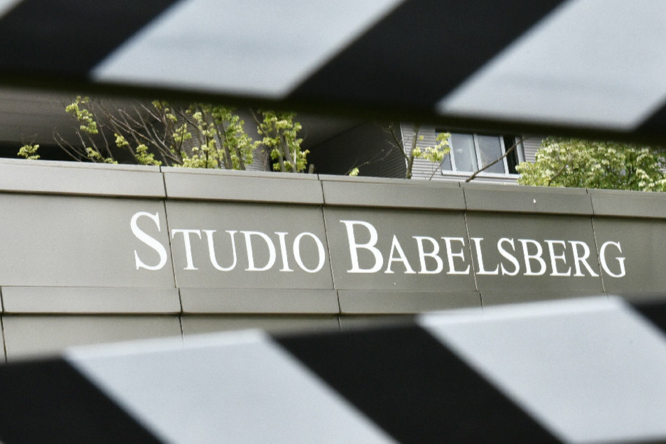 Eine Filmklappe vor dem Eingang der Filmstudios in Potsdam Babelsberg. (Archivbild)