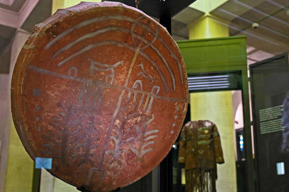 Eine altaische Trommel auf deren Rückseite die Figur "Äsi", der "Herr der Trommel" zu sehen ist.