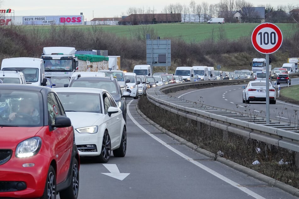 Der Verkehr kam stadtauswärts zum Erliegen.