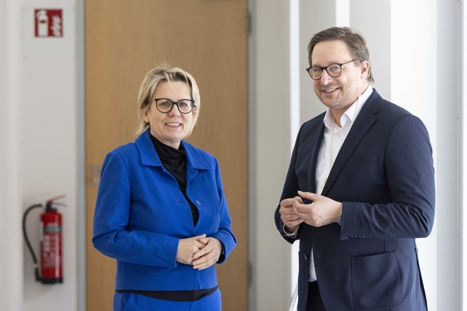 Tourismusministerin Barbara Klepsch (60, CDU) im Austausch mit dem KI-Experten Tobias Blask (47).