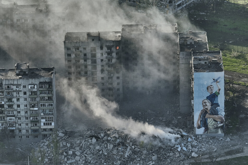 Rauch steigt von einem Gebäude in Bachmut in der Region Donezk auf. Die Stadt ist seit Monaten Angriffen der russischen Armee und der Wagner-Truppe ausgesetzt. Inzwischen kontrollieren die Angreifer eigenen Angaben nach rund 85 Prozent des Stadtgebietes.