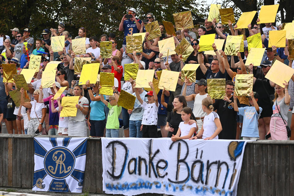 Eine kleine Choreo zum Abschied vom Stadion an der Bärnsdorfer Straße.