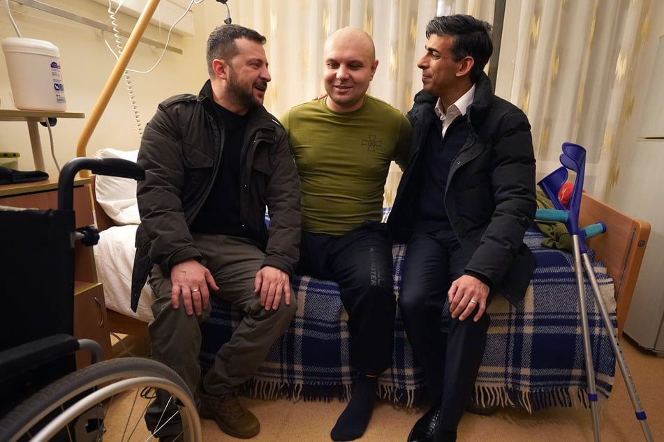 Der ukrainische Präsident Wolodymyr Selenskyj (45, l.) und der britsche Premierminister Rishi Sunak (43, r.) treffen bei Sunaks Besuch in Kiew einen verwundeten Kriegsveteranen in einem Krankenhaus.
