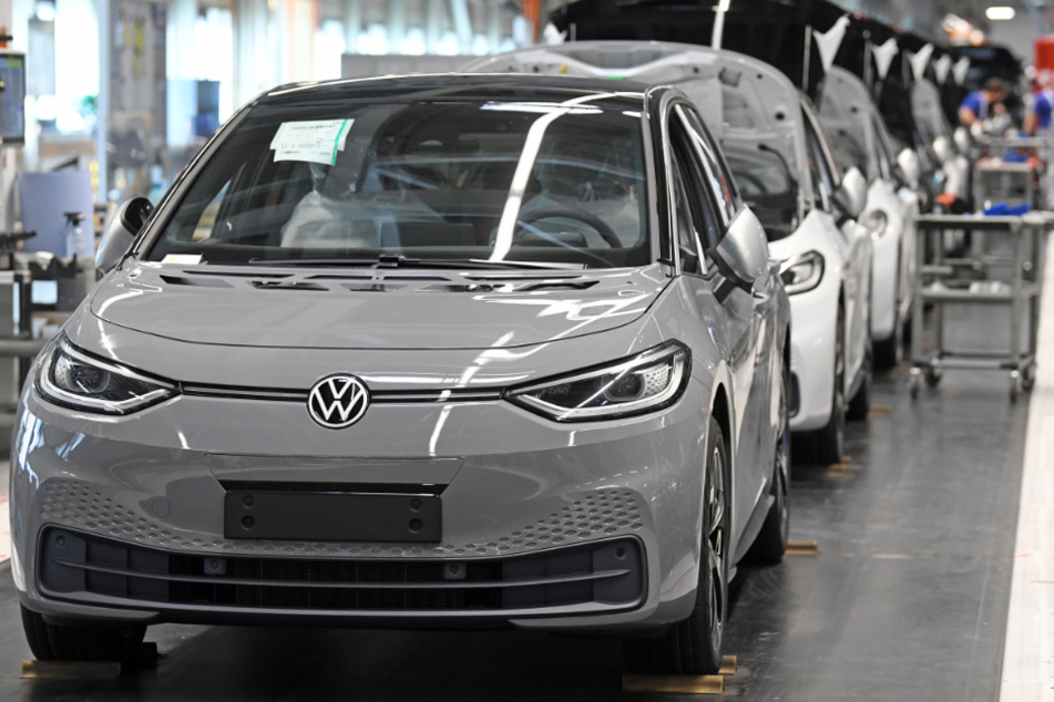 Zwickau: Fast fertige ID.3 laufen im Fahrzeugwerk von VW durch die Endmontage.