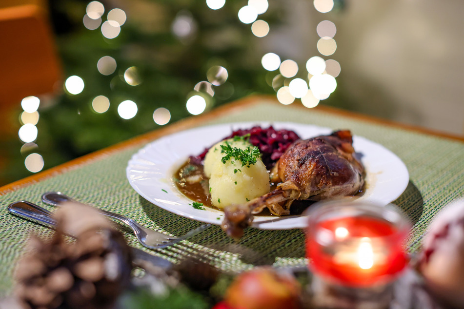 Deutsche bevorzugen zum Fest eher knuspriges Fleisch als festliches Grünzeug. (Symbolbild)