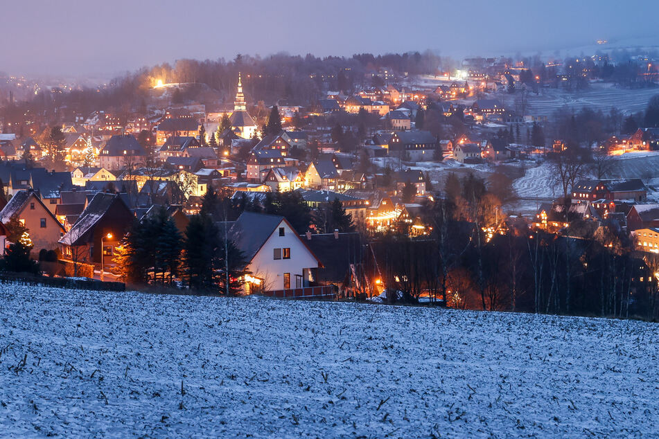 Lichtermeer zu Weihnachten im Erzgebirge: Doch angesichts der Energiekrise könnte in einigen Städten bei der Beleuchtung gespart werden.