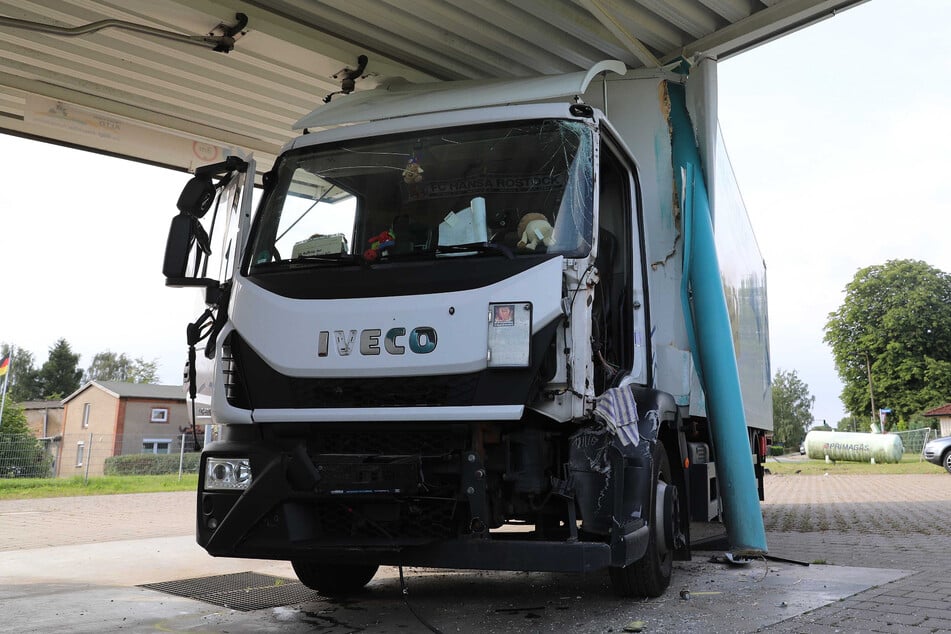 Brummi-Fahrer erleidet Herzinfarkt und kracht mit Lkw in Waschanlage