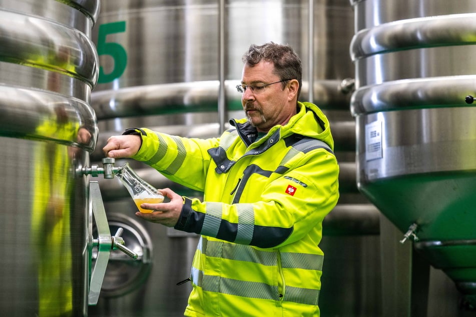Braumeister Thomas Fiedler (51) von der Privatbrauerei Fiedler in Scheibenberg. Bei der Brauerei geht man davon aus, dass das Ausscheiden der Deutschen Auswirkungen auf den Bierkonsum haben wird.