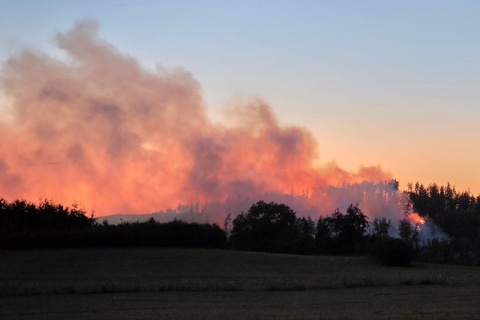 Rauch und Feuer bei Plauen: Es ist der größte Waldbrand der Region seit drei Jahrzehnten.