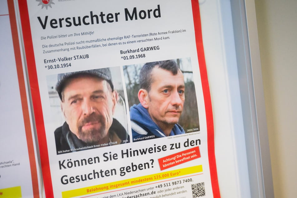 Mit Fahndungsplakaten wird nach den beiden früheren RAF-Mitgliedern Ernst-Volker Staub (70, l.) und Burkhard Garweg (56) gesucht.