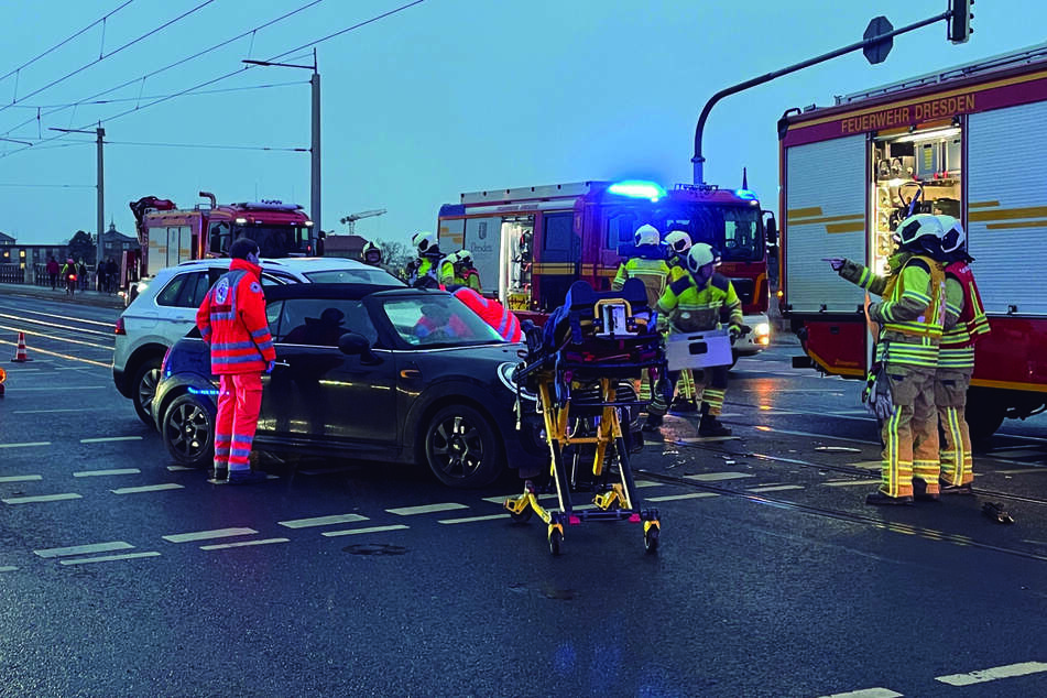 Der Fahrer des VW musste von den Rettungskräften aus seinem Fahrzeug befreit werden. Auch die Mini-Fahrerin wurde verletzt.