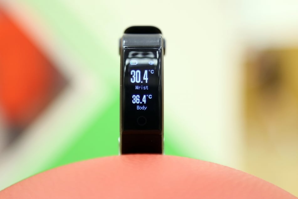 "Health+Watch" ist eine ganz normale Smartwatch, mit einer Besonderheit: Sie misst die Körpertemperatur.