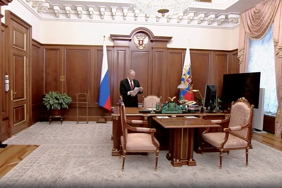 Teil der Inszenierung: Wladimir Putin "arbeitete" bis zuletzt an wichtigen Staatsdokumenten.
