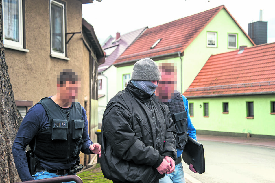Bundespolizisten führen den Erfurter ab - der 55-Jährige sitzt nun Weihnachten in U-Haft.