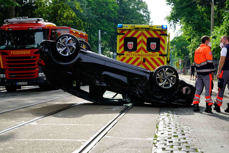 An der Unfallstelle kommt es derzeit zu erheblichen Verkehrsbehinderungen.