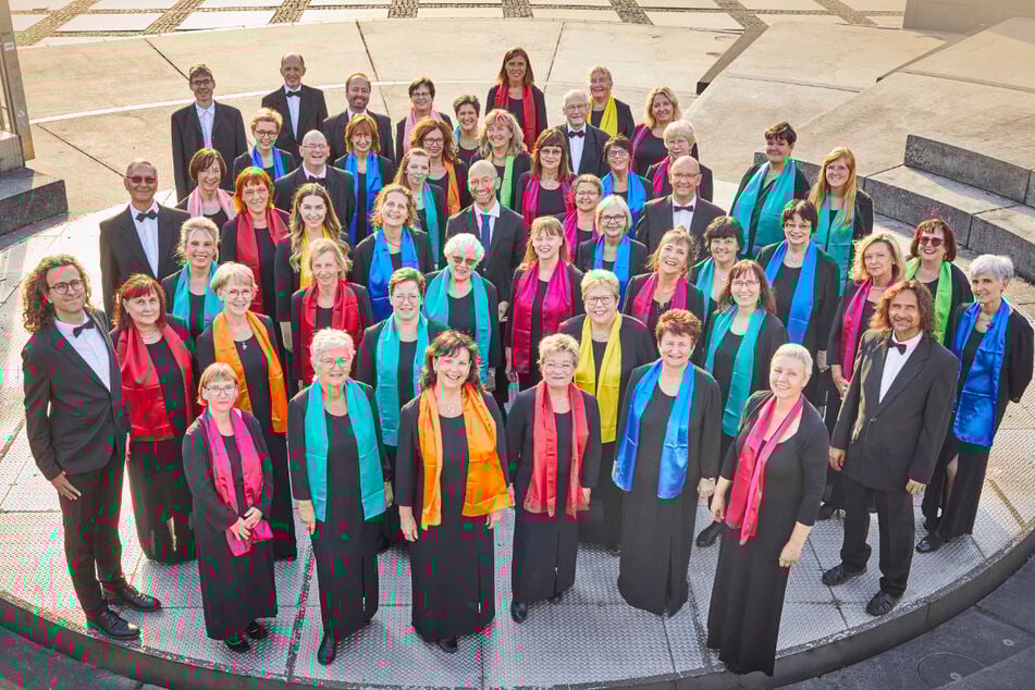 Mit kraftvollen Stimmen und bewegender Chormusik sorgt die Singakademie Chemnitz entlang der Laufstrecke für Gänsehautmomente.