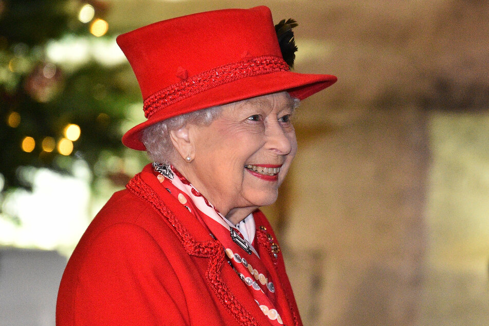 Queen Elizabeth II (94) spends Christmas with Prince Philip (99).