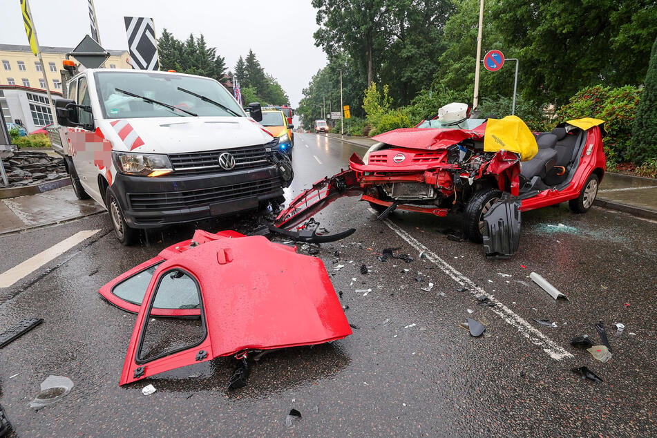 Der Nissan wurde bei dem Unfall heftig demoliert. Um die Fahrerin zu befreien, musste zudem das Dach abmontiert werden.