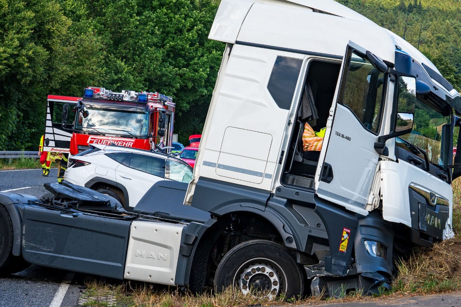 Der 63 Jahre alte Fahrer einer Sattelzugmaschine wurde bei dem Crash nahe Melsungen schwer verletzt.