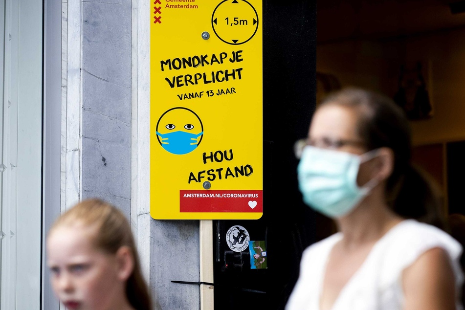 In den Niederlanden gilt "Mondkapje verplicht" oder auf deutsch übersetzt eben: Maskenpflicht.