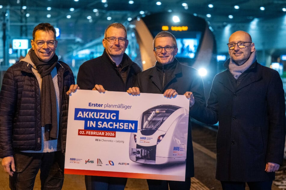 Freuen sich über den ersten Akkuzug (v.l.): Lothar Werner (61), Mittelsachsen-Landrat Sven Krüger (52, Freie Wähler), VMS-Chef Mathias Korda (47) und Jan Kleinwechter (51, MRB).