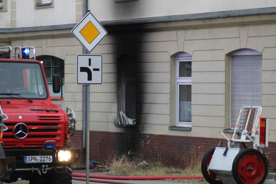 Die beschädigte Fassade des Hauses. Der Ursprungsort des Brandes lag im Keller.