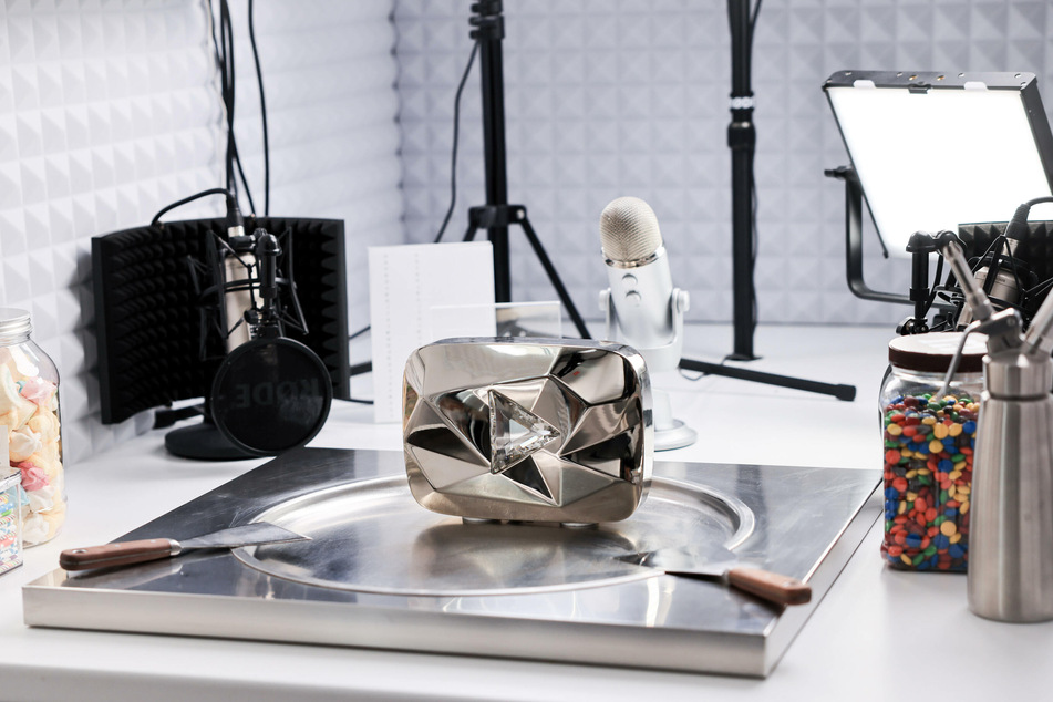 Der "Diamond Play Button" von YouTube, die Auszeichnung für zehn Millionen Abonnenten auf der Videoplattform, steht auf der Frostplatte im Studio des Youtubers Gil Grobe (40).