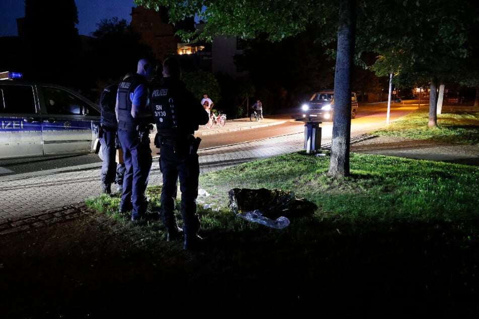 Polizeieinsatz in der Chemnitzer Brückenstraße. Ein Mann hatte einen anderen mit einer abgebrochenen Flasche angegriffen.