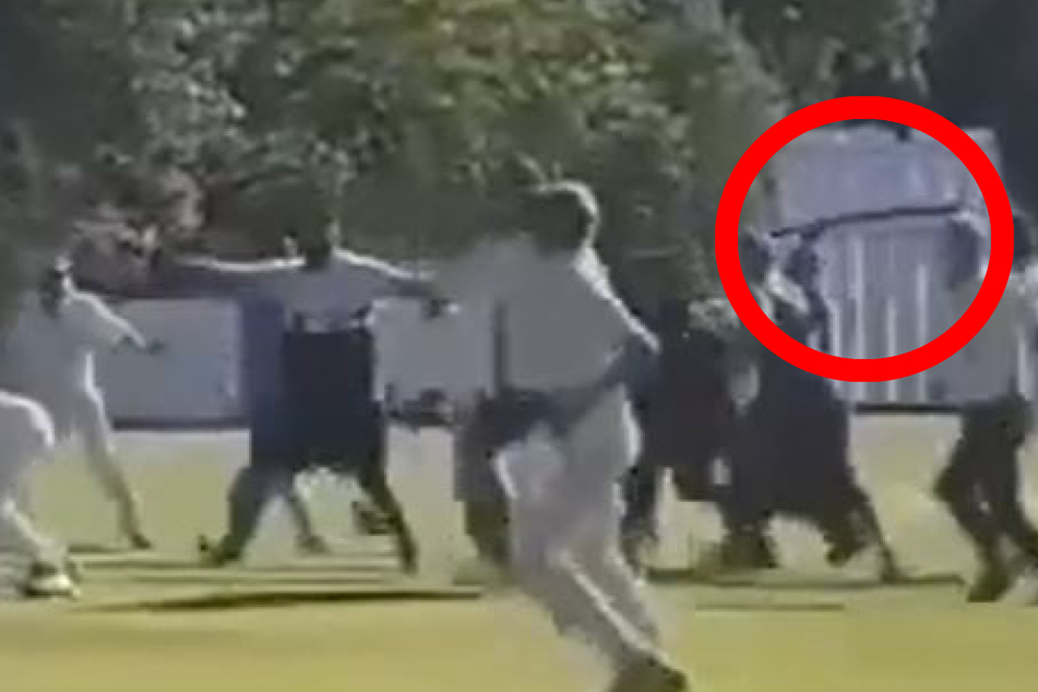 Spieler prügeln mit Eisenstangen aufeinander ein: Massenschlägerei bei Cricket-Match!