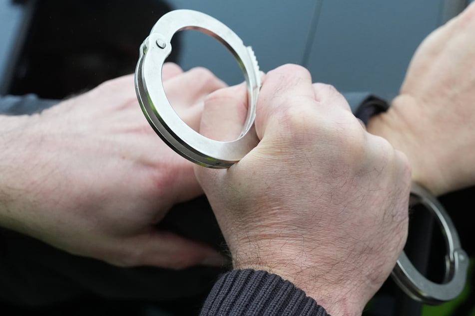 Mann überfällt Bäckerei und flieht mit der Straßenbahn, doch er macht einen Fehler