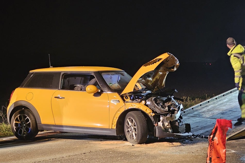 Beide Autos mussten nach dem schweren Unfall auf der B57 abgeschleppt werden.