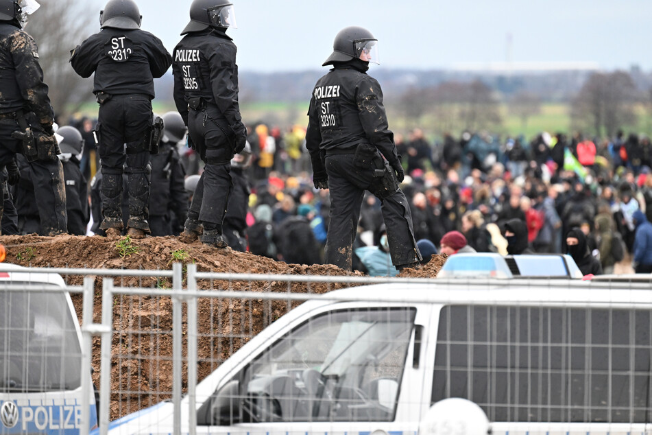 Etwa 1000 Aktivisten hatten am 14. Januar die Polizeiketten durchbrochen und sich der Tagebaukante genähert.
