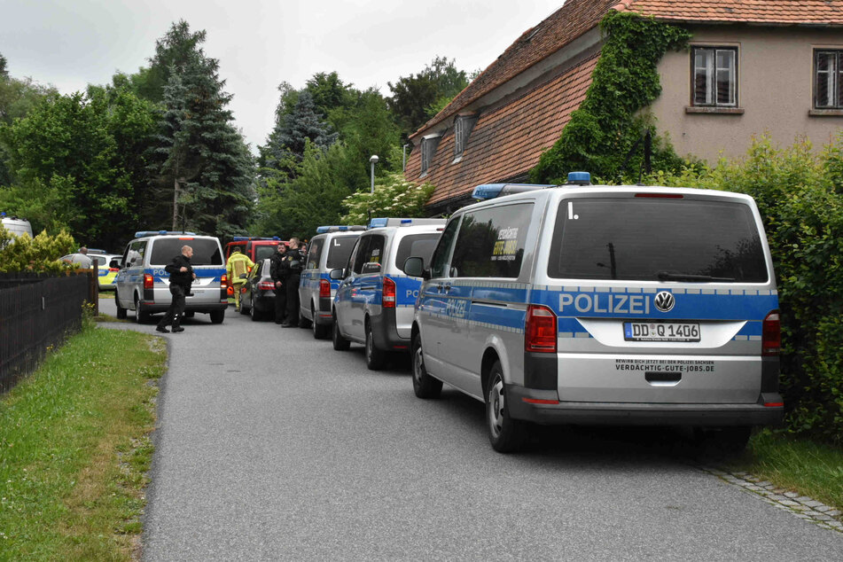 Polizeieinsatz in Ebersbach-Neugersdorf im Landkreis Görlitz: Die Polizei musste mit einer Frau verhandeln, die sich gegen die Zwangsräumung ihres Hauses wehrte.