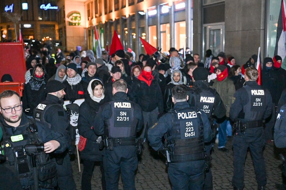 Am frühen Abend wurden circa 50 Protestler in der Ritterpassage eingekesselt.