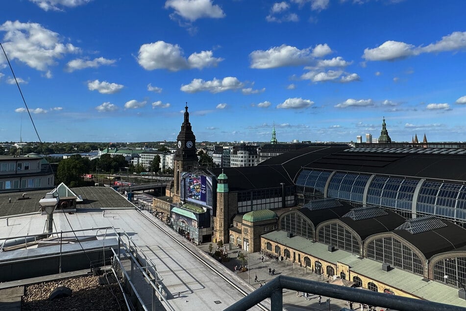 Diese Aussicht über die Hamburger Innenstadt und Außenalster kann bei einem Glas Pfälzer Wein im "Durst Kiosk" genossen werden.