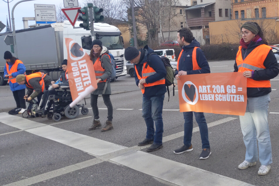 Festgeklebt: Klimaaktivisten blockieren Verkehr in Halle