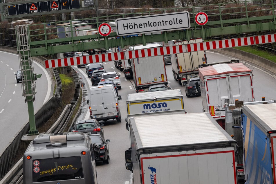 Unfall A99: Unfall auf der A99: Lkw blockiert Tunnel, Rettungsgasse fehlt