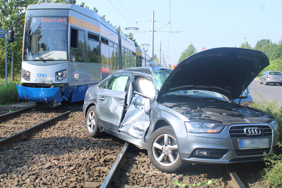 Beim Rechtsabbiegen krachte der Audi gegen die Straßenbahn.