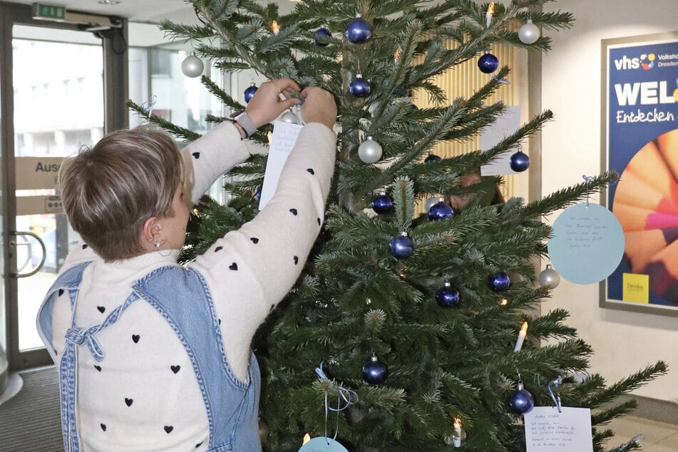 Anika Gränz (35) hat den Weihnachtswunschbaum der VHS ins Leben gerufen.