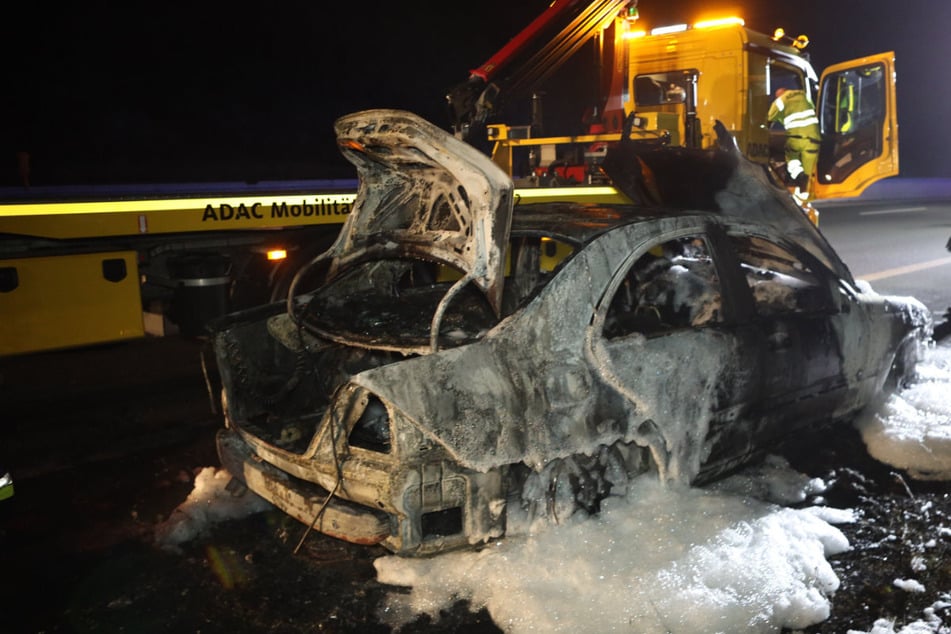 Unfall A73: Flammen auf der A73: Auto fängt während der Fahrt zu brennen an