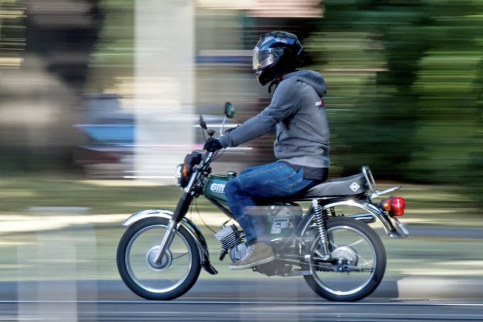 Der 14-Jährige war ohne Führerschein mit dem nicht versicherten Moped gefahren. (Symbolfoto)