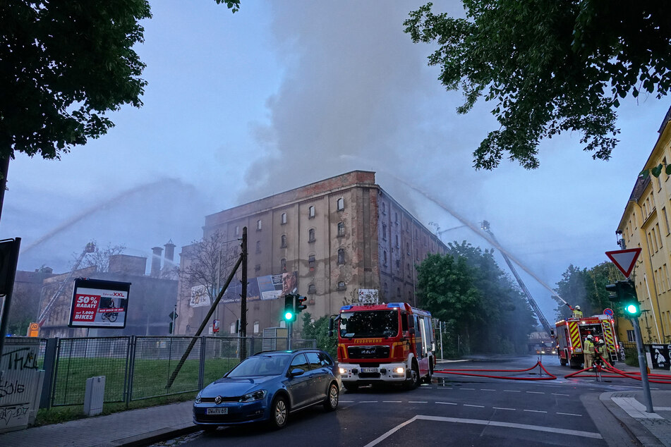 Das Feuer wütete tagelang in der denkmalgeschützten ehemaligen Malzfabrik. Nun ist es gelöscht.