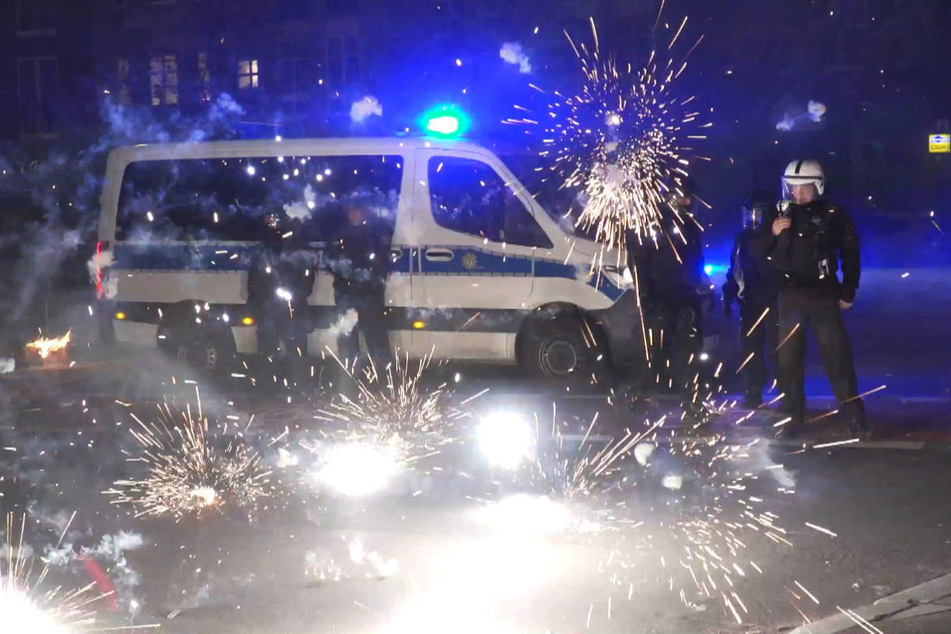 In Berlin sind in der Silvesternacht nach Angriffen auf Polizei und Feuerwehr 145 Menschen vorläufig festgenommen worden.