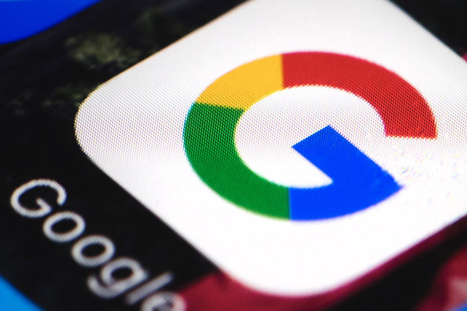 Das Google-Logo auf einem Smartphone. Neue Herausforderer sehen einen guten Zeitpunkt für einen Angriff auf die Dominanz der Suchmaschine.