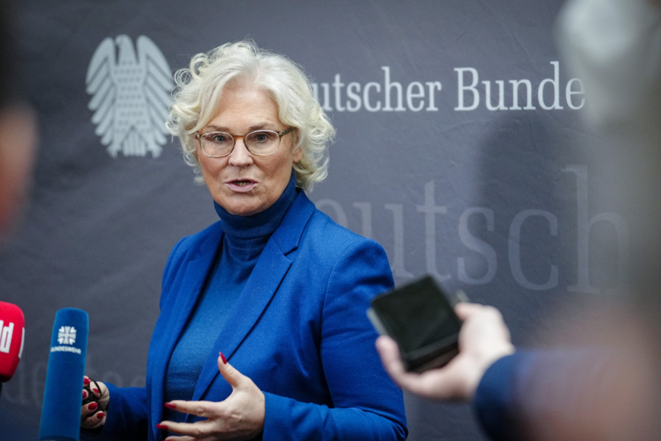 Christine Lambrecht (56, SPD) will im Ukraine-Krieg keine "Welle der Eskalation" lostreten.