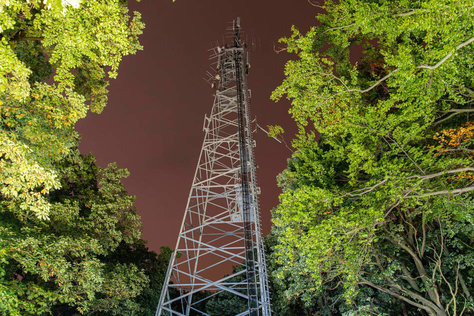 Ein Mann (22) ist am Freitagabend auf einen Funkmast auf dem Freitaler Windberg geklettert.