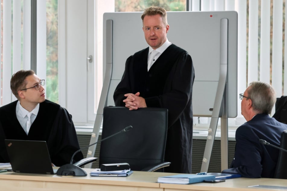 Die Staatsanwaltschaft um Oberstaatsanwalt Harald Nowack (M.) wird am Donnerstag ihr Plädoyer halten - ebenso die Nebenklagevertreterin.