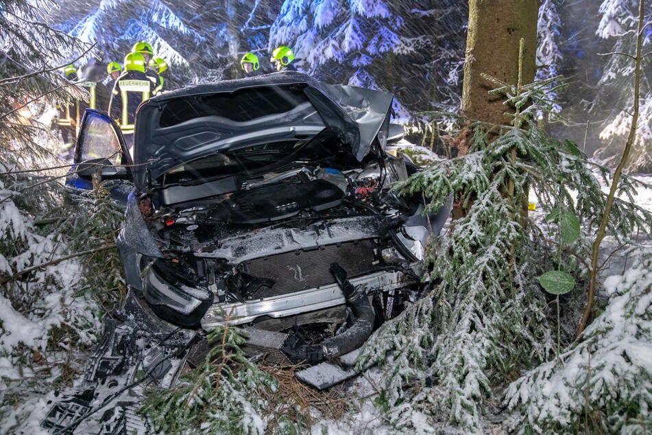 In Zwönitz krachte ein Audi gegen einen Baum.