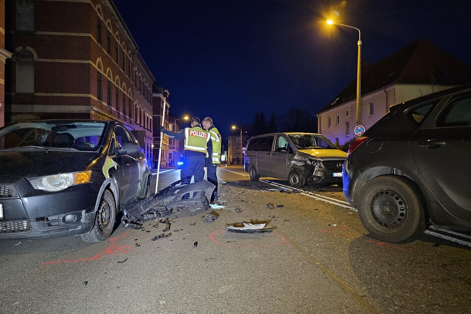 Insgesamt waren drei Fahrzeuge in den Unfall verwickelt.