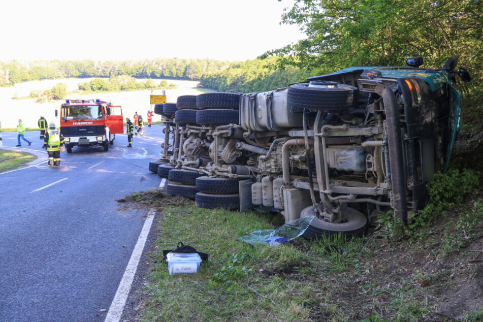 Der Lastwagen war beim Abbiegen aus noch nicht geklärter Ursache umgekippt.